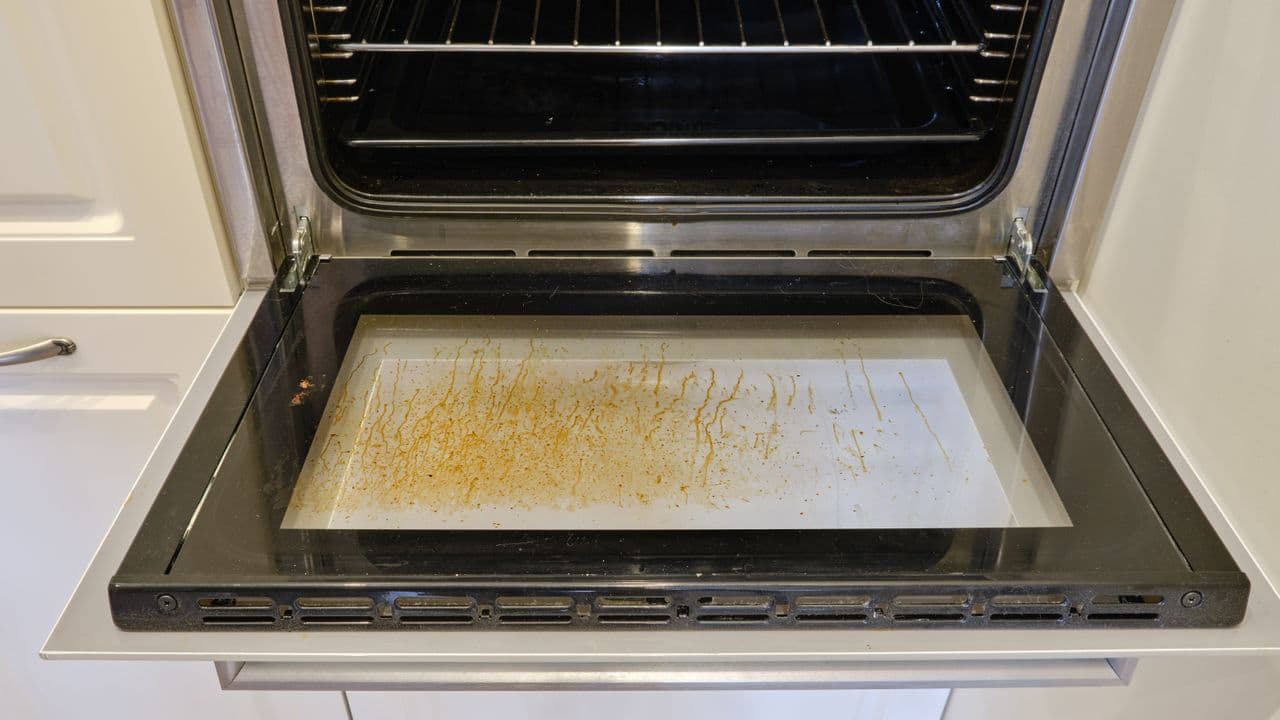 How to remove oven glass stains without leaving a single scratch using this one natural solution