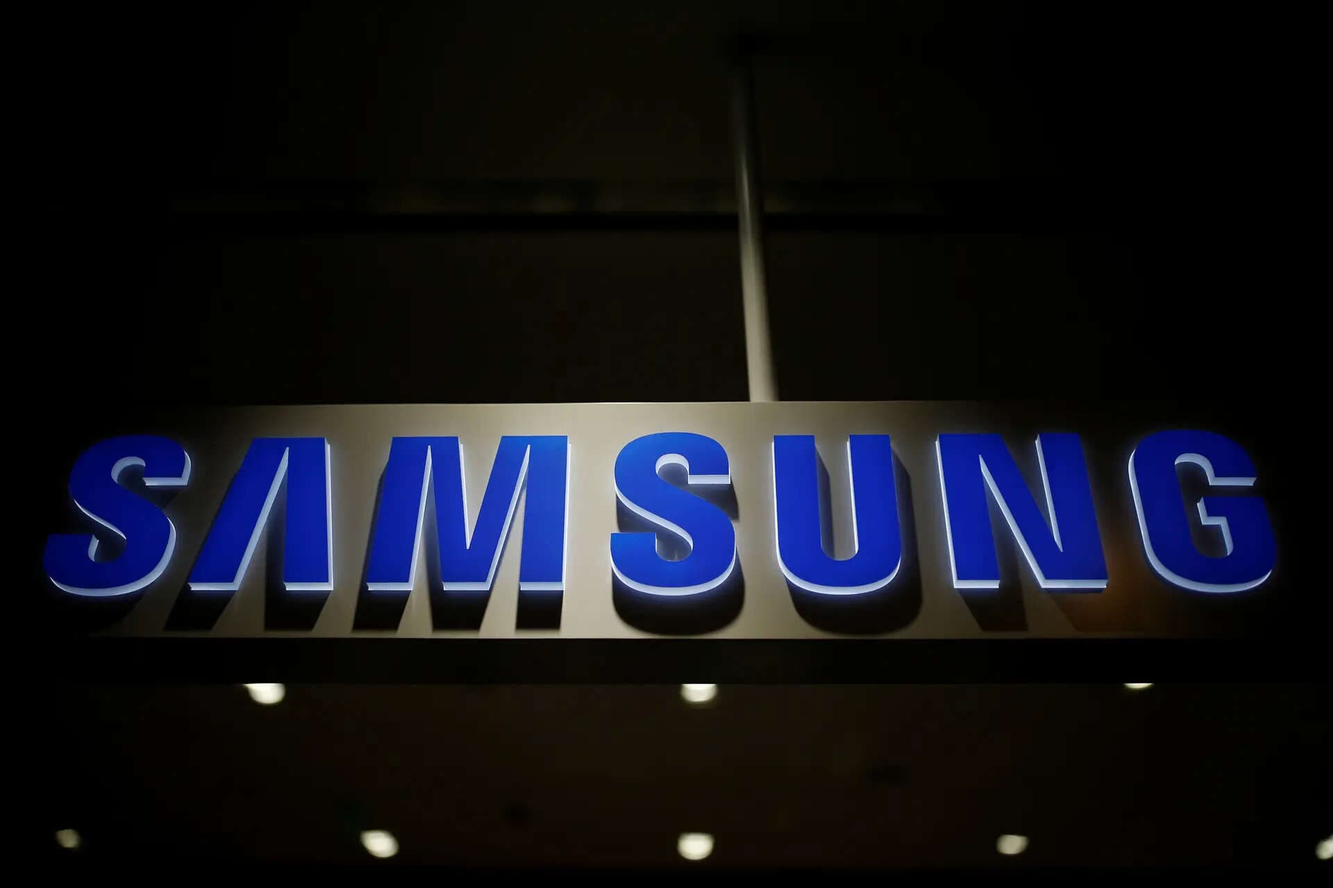 Korean Tech Giants Tumble: Samsung, SK hynix Stocks Plummet 8%