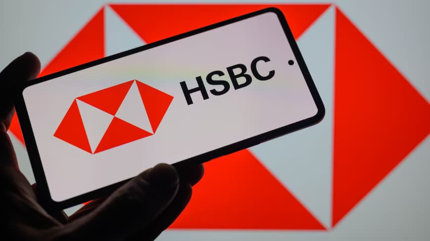 AI falls short against human wealth managers in active money management, HSBC reveals